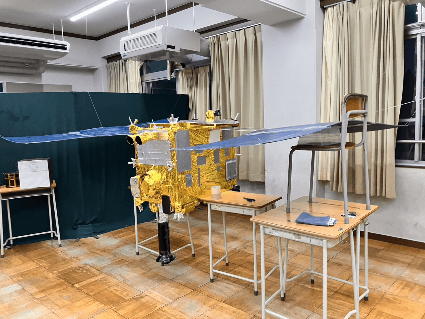 $↑昨年の大型展示　宇宙探査機はやぶさ2の2分の1スケール