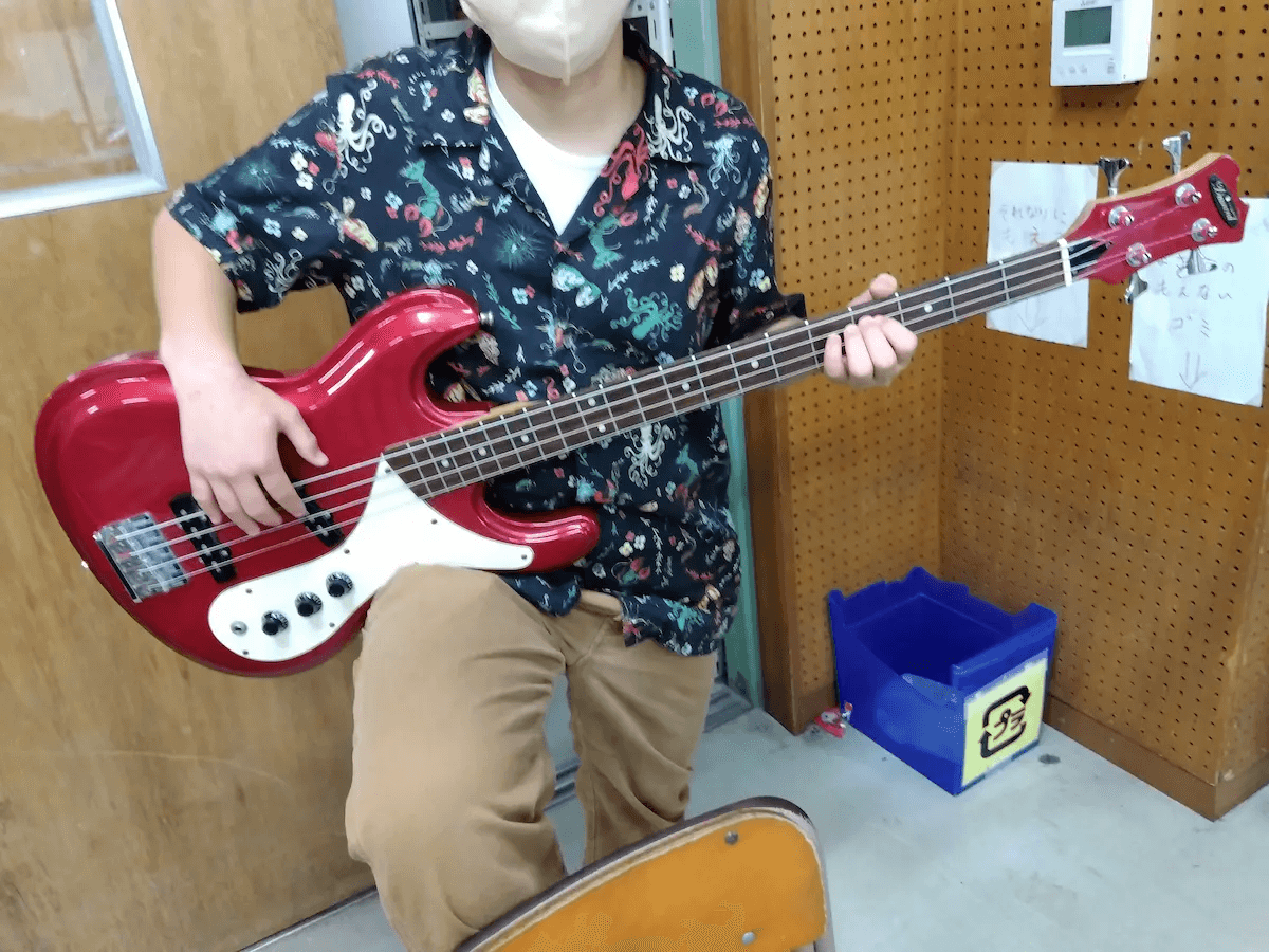 $エレキベースを持つ人の写真
