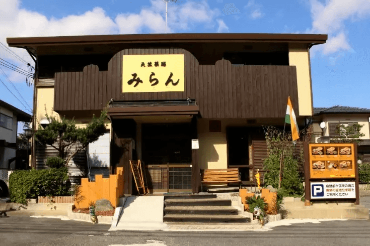 $価格帯は900円～2000円で学校徒歩3分にあるのもおすすめポイントです!