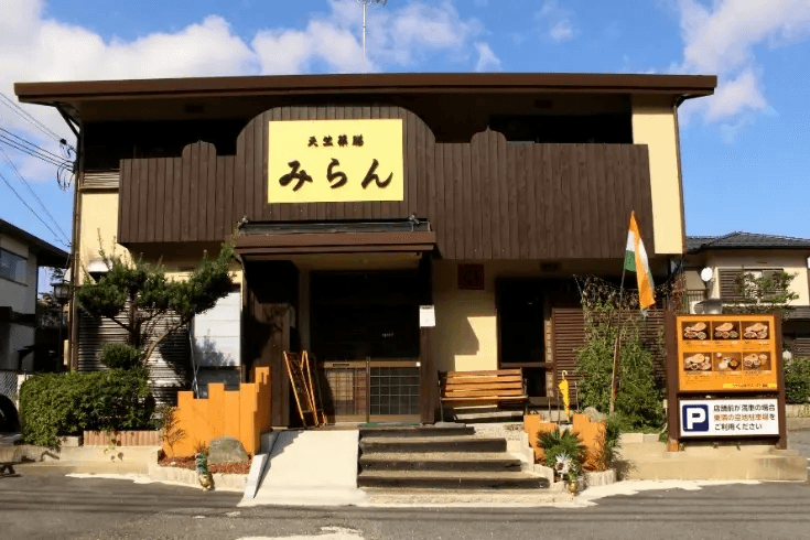 価格帯は900円～2000円で学校徒歩3分にあるのもおすすめポイントです!