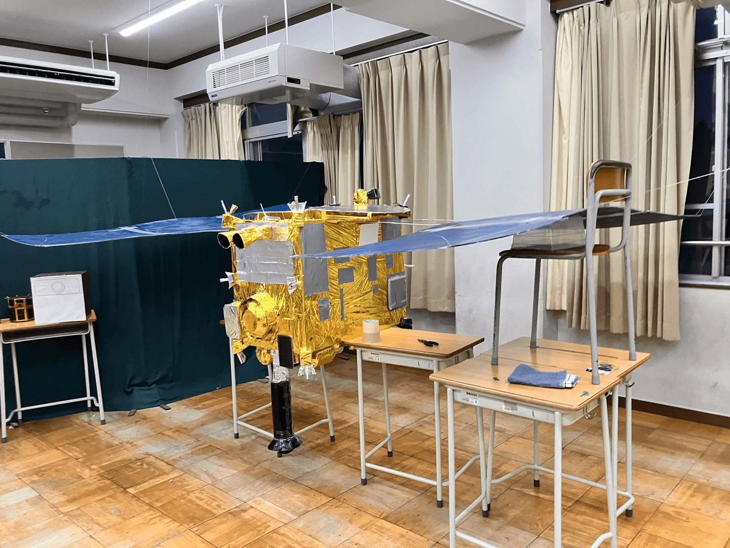 ↑昨年の大型展示 宇宙探査機はやぶさ2の2分の1スケール