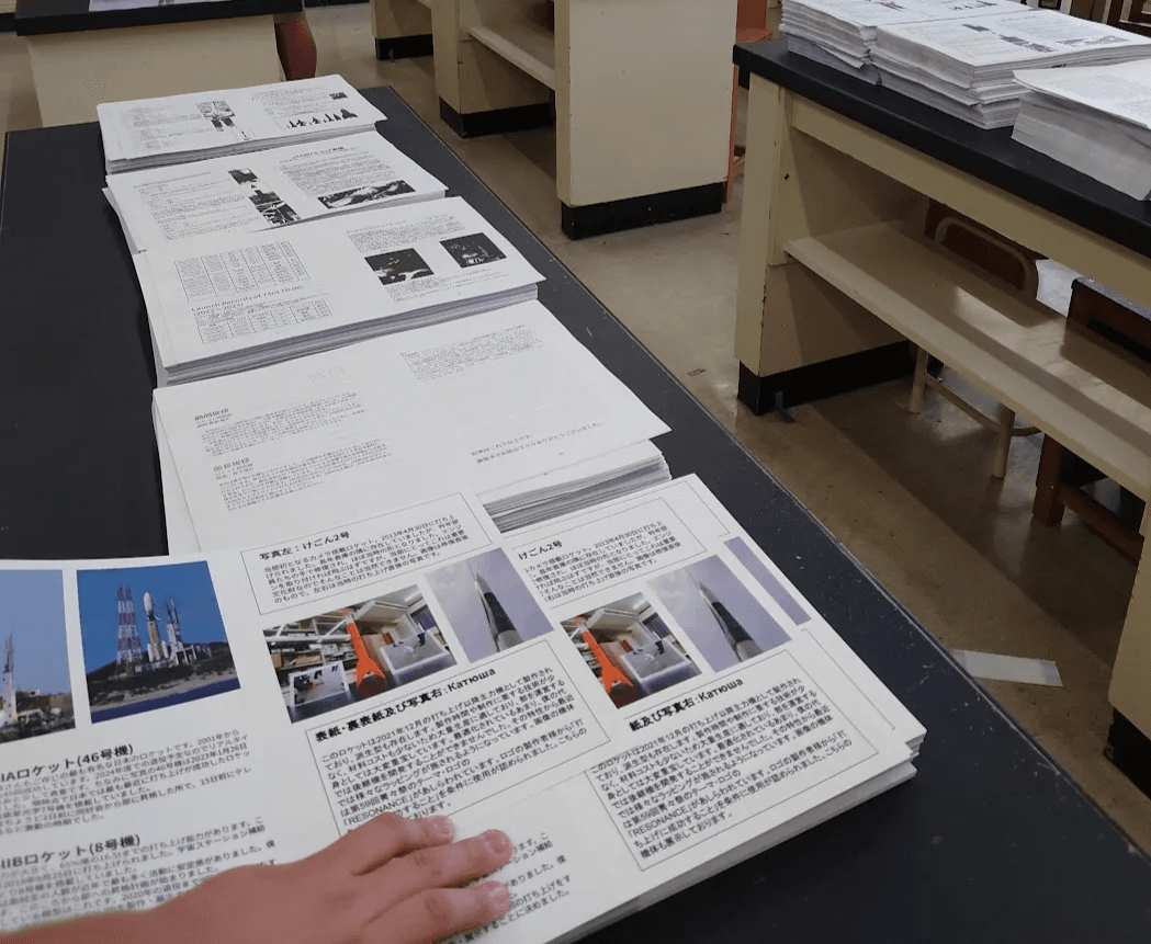 ↑部誌の製本作業の様子