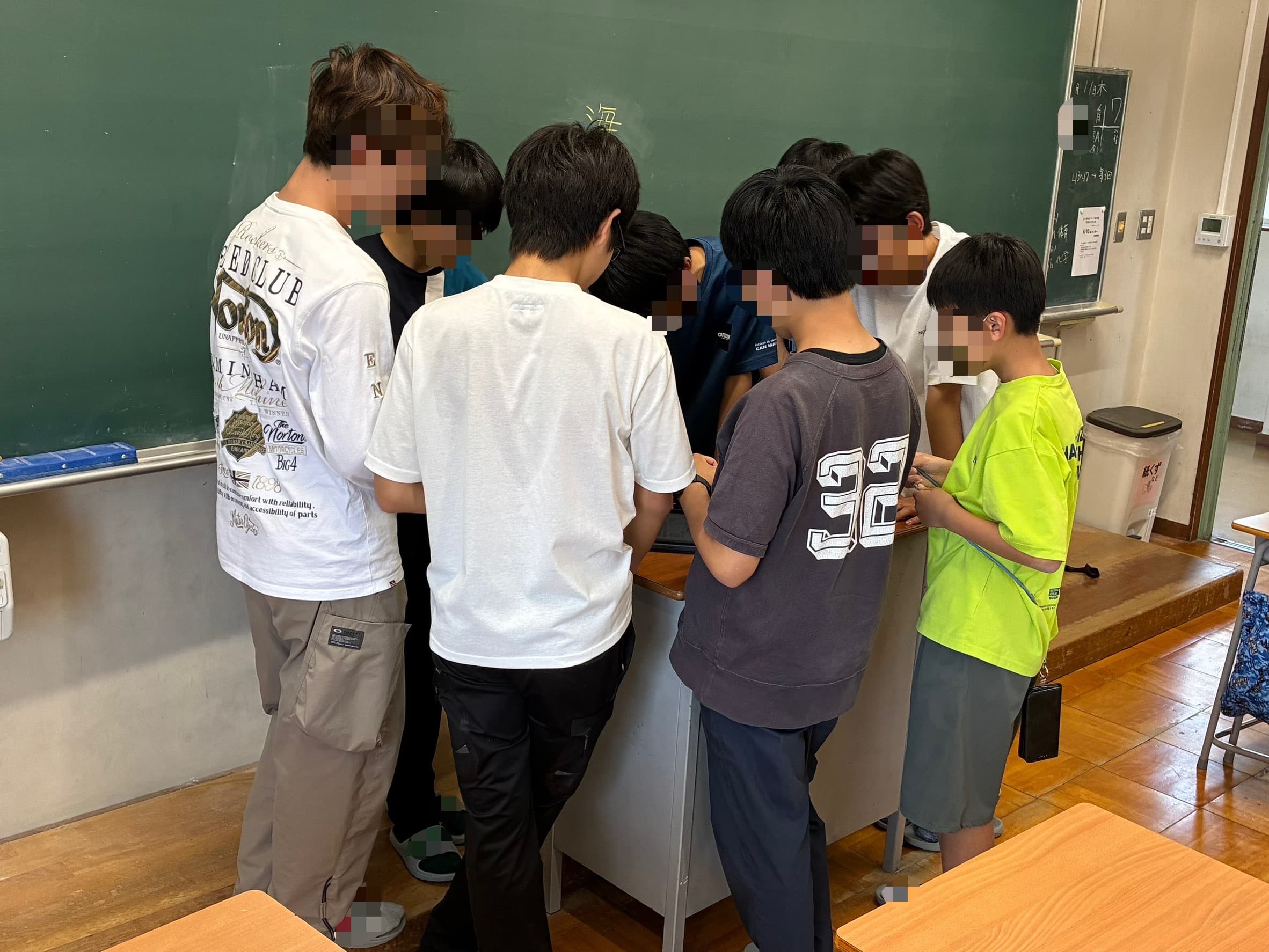 みんなで謎解きしている最中の様子