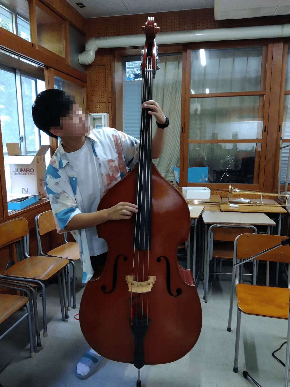 コントラバスを持つ人の写真